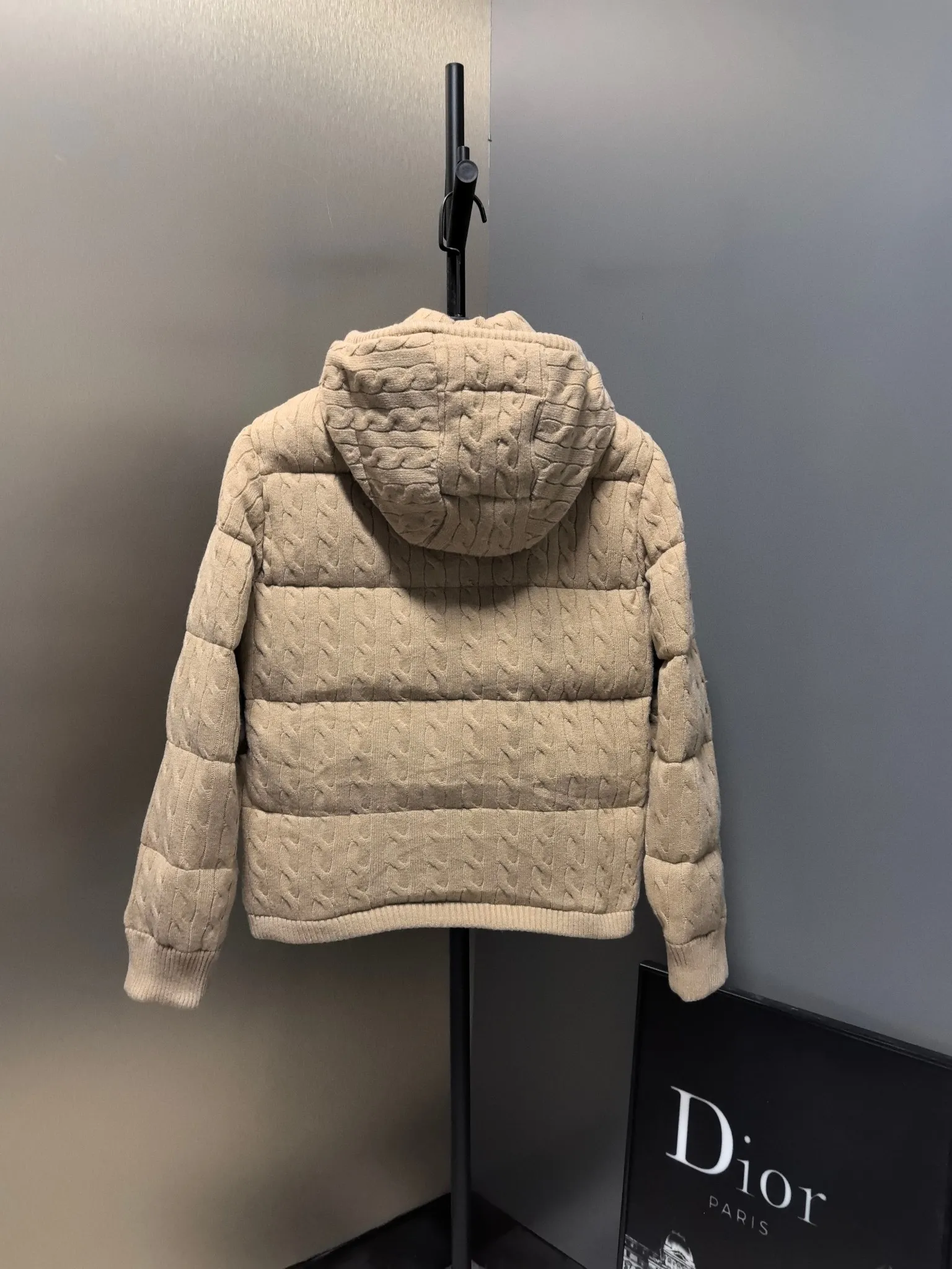P980 Women's model The warmth of winter is within reach. 🧵 Combining classic cable knitting with warm down, Polo Ralph Lauren’s texture choice. ·: Warm winter colors, the answer to classic and style. ❄️ · Needless to say, the texture speaks for itself. Polo Ralph Lauren cable down jacket defines winter style. Color Black Khaki Size s m L xL